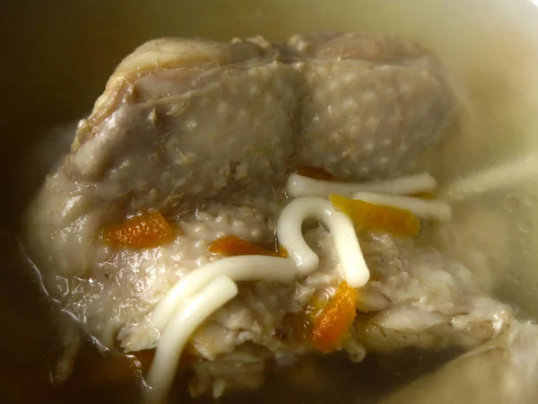 Mie Ayam Dengan Sepotong Ayam Dan Wortel Dalam Mangkuk — Stok Foto