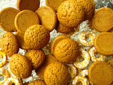  Vazodaki kurabiyeler ve jöleye saçılmış kurabiyeler.  