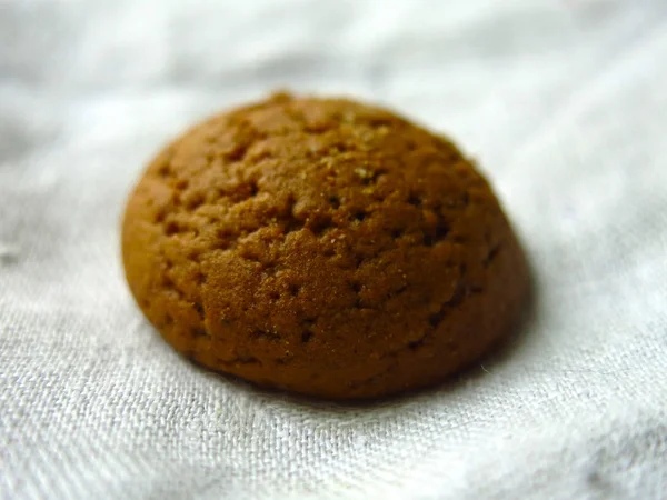 Biscoitos Castanhos Deitados Uma Toalha Branca — Fotografia de Stock