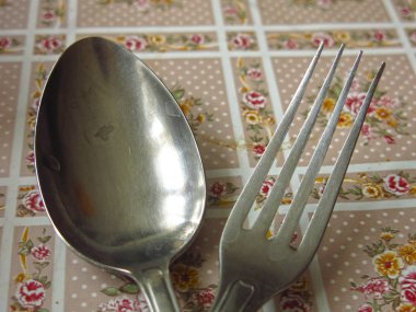 Kaşık ve çatal yemekten önce masada.
