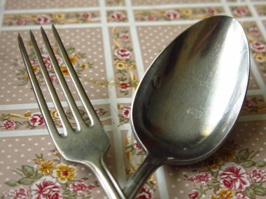 Kaşık ve çatal yemekten önce masada.