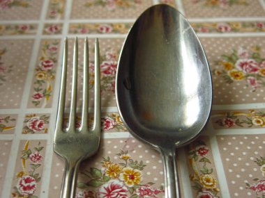 Kaşık ve çatal yemekten önce masada.
