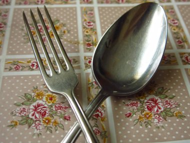 Kaşık ve çatal yemekten önce masada.