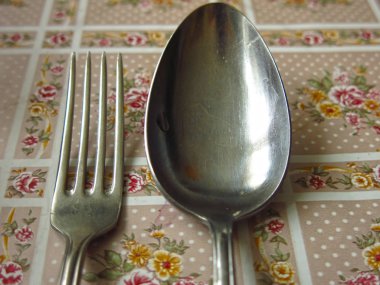 Kaşık ve çatal yemekten önce masada.