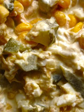 Balık, mısır, mayonez, salatalık ve yumurtalı şenlikli salata.