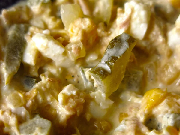 トウモロコシ マヨネーズ キュウリ 卵とお祝いのサラダ — ストック写真