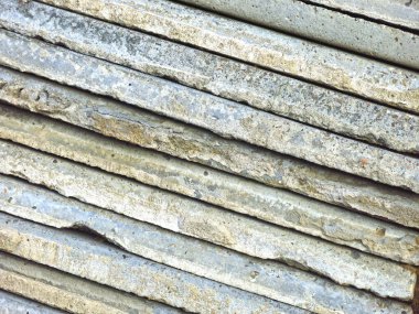  beton kiremitler üst üste dizilmiştir. 