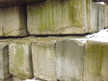Üst üste yığılmış beton bloklar