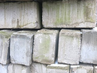 Üst üste yığılmış beton bloklar
