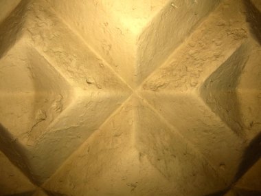 Kare süslemeli, geometrik beyaz beton çit.