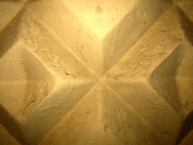Kare süslemeli, geometrik beyaz beton çit.