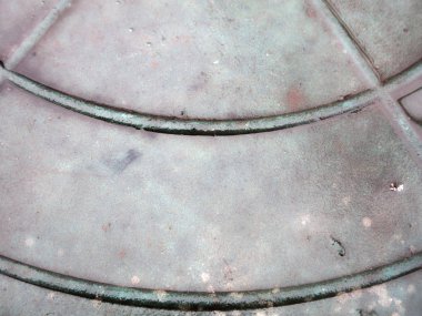 Rögar kapağından suyla birlikte metal spiral yapı                     