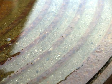 Rögar kapağından suyla birlikte metal spiral yapı                     