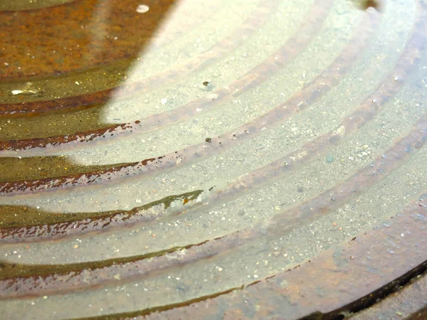 Metall Spiral Struktur Med Vatten Från Manhål — Stockfoto