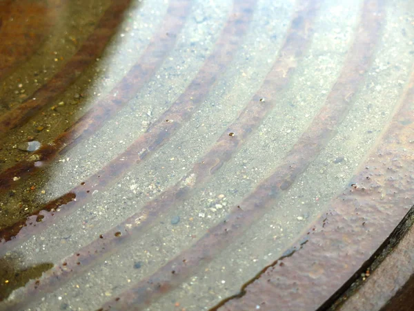 Metall Spiral Struktur Med Vatten Från Manhål — Stockfoto