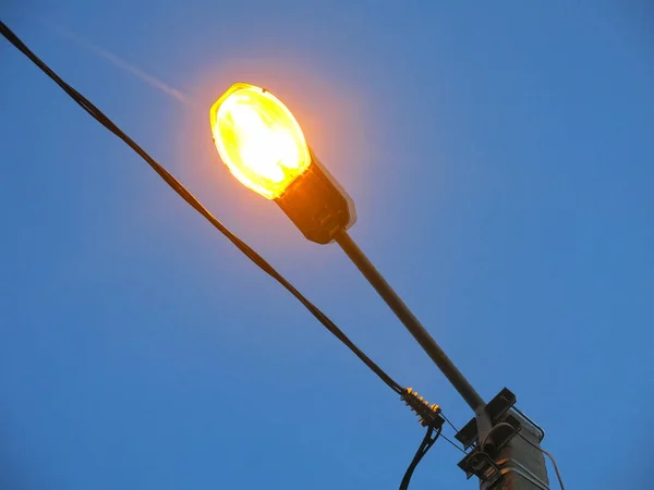 Linterna Calle Moderna Ardiente Sobre Fondo Cielo Azul — Foto de Stock