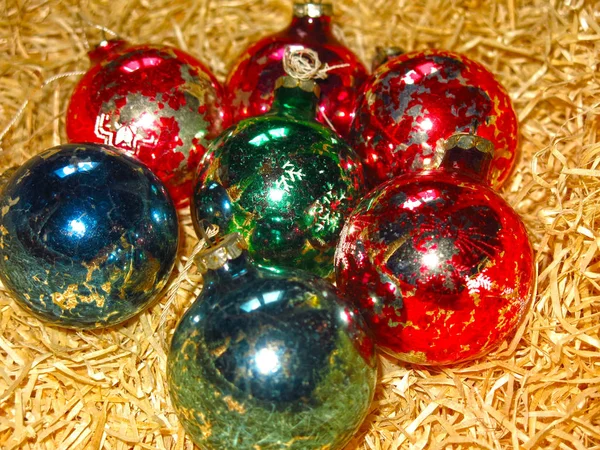 Pestrobarevné Vinobraní Skleněné Vánoční Koule Peeling Barvy Slámě Pozadí — Stock fotografie