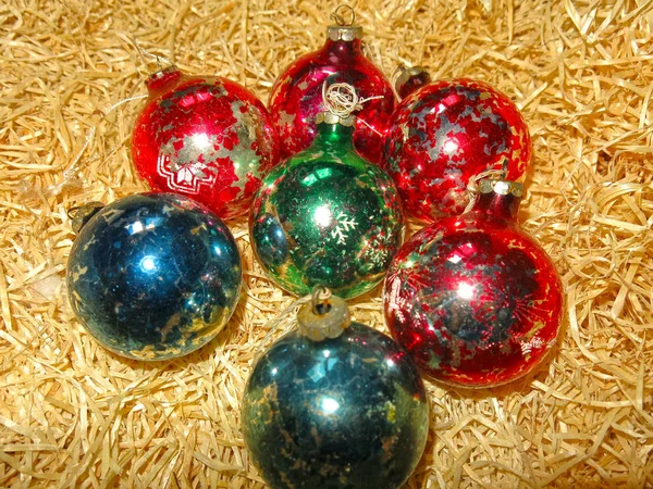 Bolas Natal Vidro Vintage Multicolorido Com Tinta Descascando Fundo Palha — Fotografia de Stock