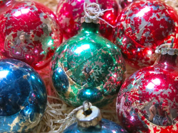 Bolas Natal Vidro Vintage Multicolorido Com Tinta Descascando Fundo Palha — Fotografia de Stock