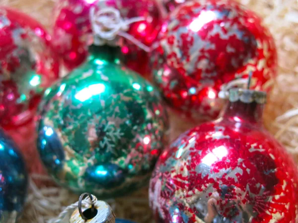 Bolas Natal Vidro Vintage Multicolorido Com Tinta Descascando Fundo Palha — Fotografia de Stock