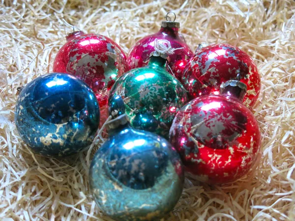 Різнокольорове Старовинне Скло Різдвяні Кульки Пілінговою Фарбою Солом Яному Фоні — стокове фото