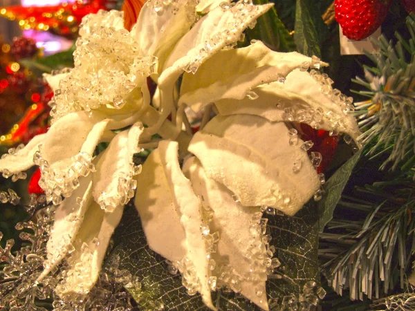 Прикраса Новорічної Ялинки Велика Біла Орхідея Срібними Засніженими Пелюстками — стокове фото