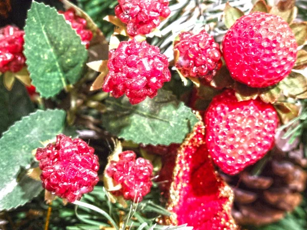 Christbaumschmuck Künstliche Rote Himbeeren — Stockfoto