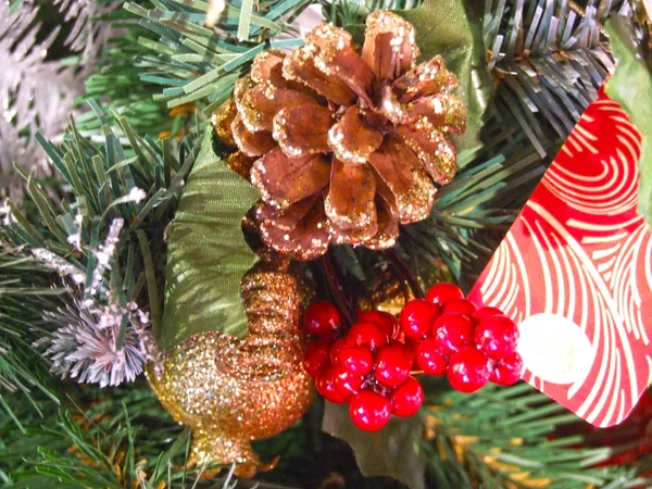 Decoração Árvore Natal Cones Naturais Bola Dourada Vermelho Bagas Azevinho — Fotografia de Stock