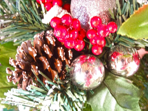 Decoração Árvore Natal Cone Neve Bola Prata Bagas Azevinho Galhos — Fotografia de Stock