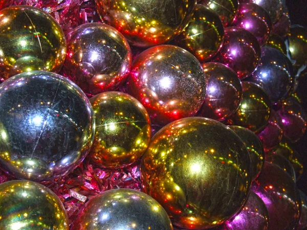 多くの明るい色のガラス玉の素晴らしい正月の背景 — ストック写真
