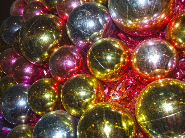 Великий Новорічний Святковий Фон Багатьох Яскравих Кольорових Скляних Кульок — стокове фото