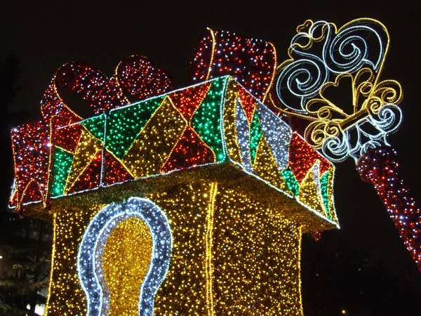 Красочные Светящиеся Сияющие Светящиеся Фигуры Улицах Рождество Новый Год — стоковое фото