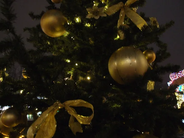 Díszített Utcai Karácsonyfa Arany Dekorációval Egy Fényes Csillag Virágok Labdák — Stock Fotó