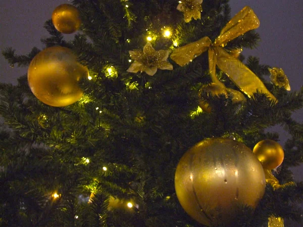 Árvore Natal Rua Decorada Com Decorações Ouro Uma Estrela Brilhante — Fotografia de Stock