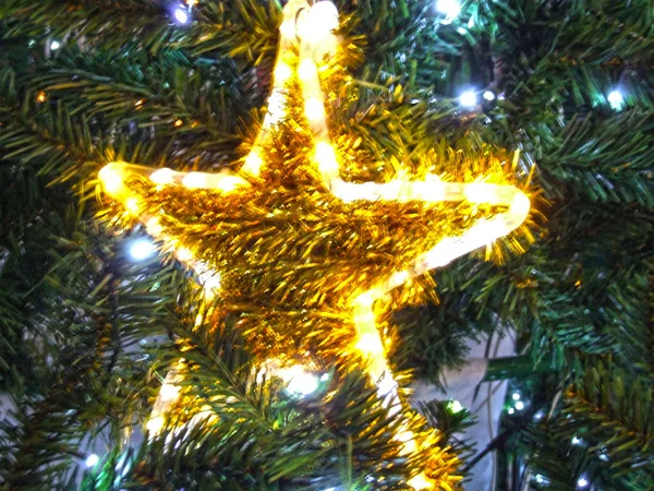 Zdobené Ulice Vánoční Stromeček Zlatou Výzdobou Jasná Hvězda Květiny Koule — Stock fotografie