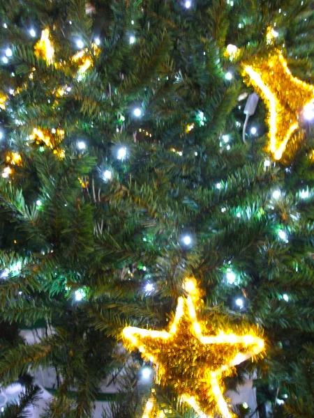 Díszített Utcai Karácsonyfa Arany Dekorációval Egy Fényes Csillag Virágok Labdák — Stock Fotó