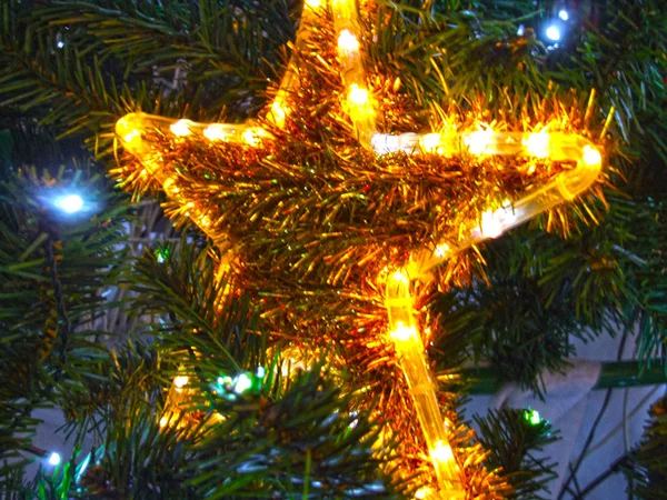 Árvore Natal Rua Decorada Com Decorações Ouro Uma Estrela Brilhante — Fotografia de Stock