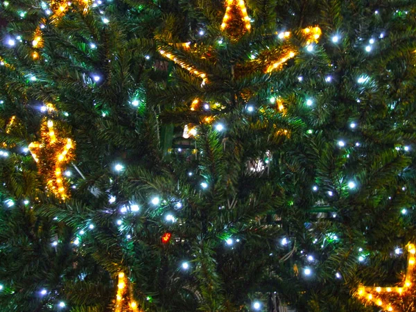 Altın Madalyalı Sokak Noel Ağacı Parlak Bir Yıldız Çiçekler Toplar — Stok fotoğraf