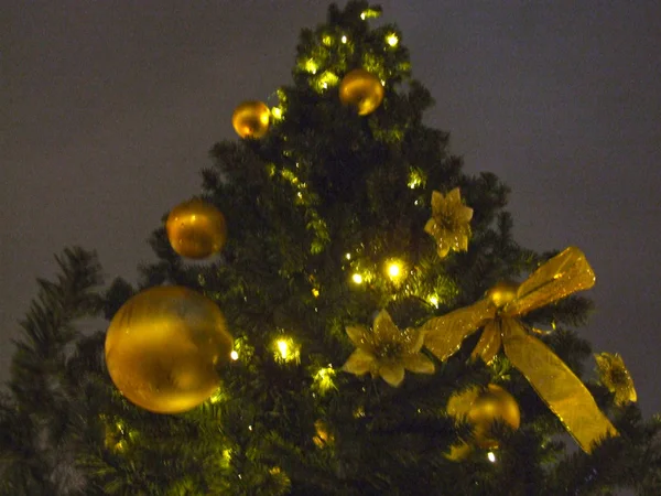 装饰过的街道圣诞树 饰有金饰 一颗明亮的星 球和弓 — 图库照片
