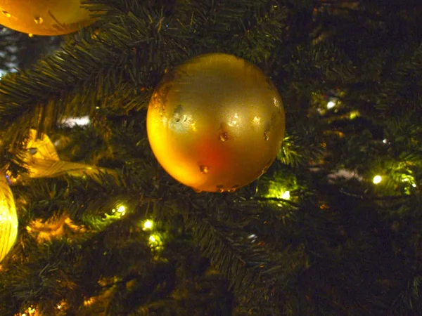 Árvore Natal Rua Decorada Com Decorações Ouro Uma Estrela Brilhante — Fotografia de Stock