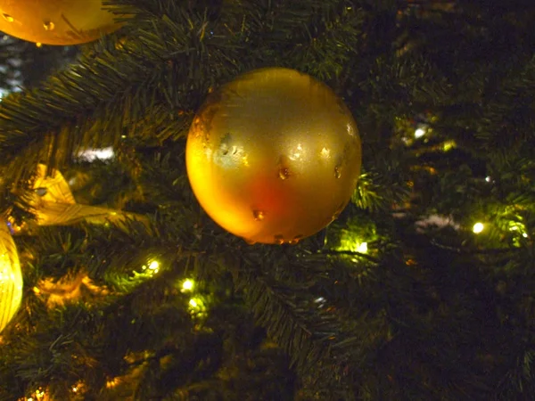 Rue Décorée Sapin Noël Avec Des Décorations Une Étoile Brillante — Photo