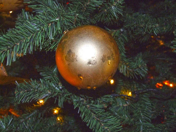 Árbol Navidad Calle Decorada Con Decoraciones Oro Una Estrella Brillante — Foto de Stock