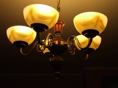 Eski tarz beş tonlu yanan avize.