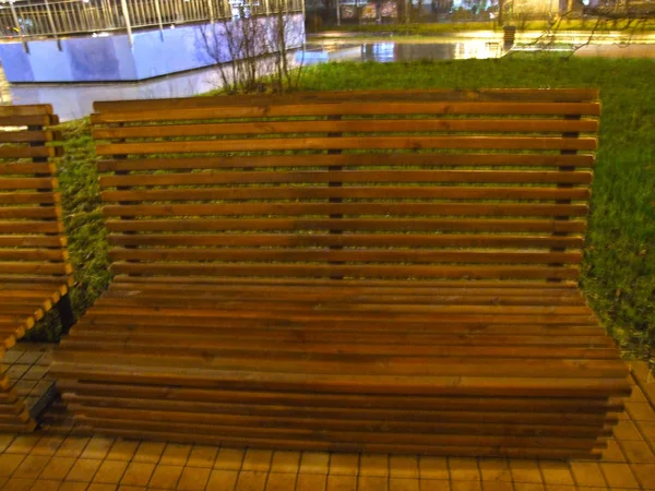 Dřevěné Lavice Lamel Večerním Parku — Stock fotografie