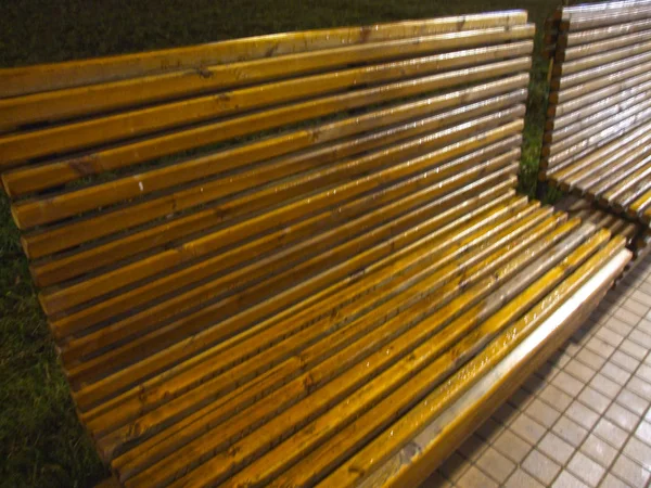 傍晚公园里由板条做成的木制长椅 — 图库照片