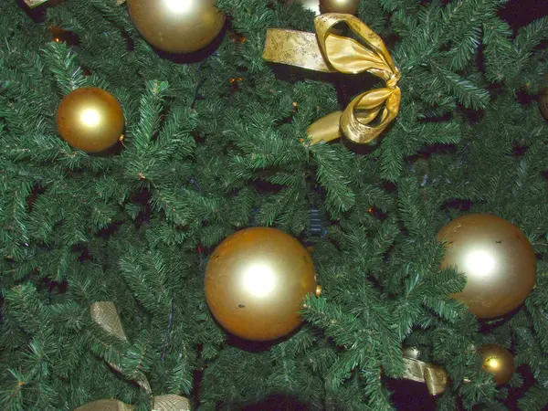 Zdobené Venkovní Vánoční Stromeček Zlatými Kuličkami Luky — Stock fotografie