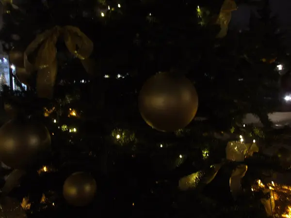 Διακοσμημένο Υπαίθριο Χριστουγεννιάτικο Δέντρο Χρυσές Μπάλες Και Τόξα — Φωτογραφία Αρχείου