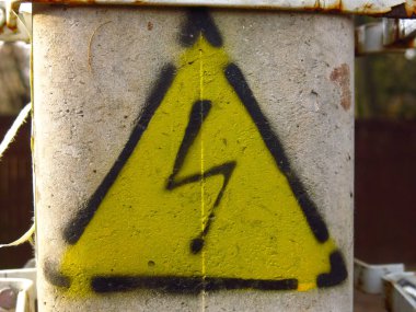 Yıldırımlı sarı işaret: tehlikeli, yüksek voltaj