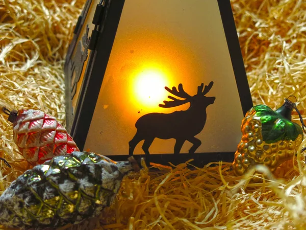 Linterna Ardiente Navidad Con Ciervo Fondo Serrín Con Juguetes Cristal — Foto de Stock