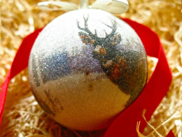 Brinquedo Natal Uma Bola Com Veado Com Arco Vermelho Serragem — Fotografia de Stock